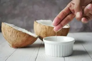 Leia mais sobre o artigo Benefícios do Óleo de Coco: Como Usar para Saúde, Beleza e Bem-Estar