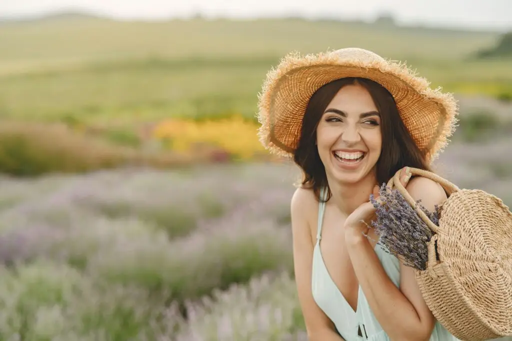 Mulher feliz com fitoterapia