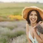 Mulher feliz com fitoterapia