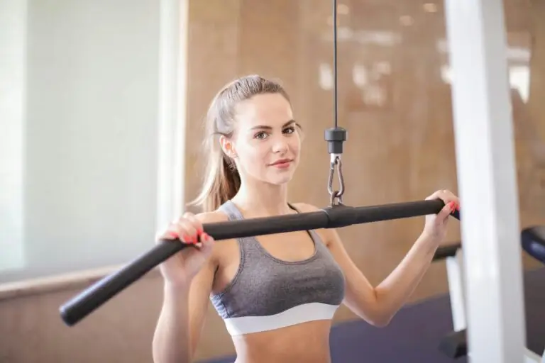 Mulher que faz exercícios e usa creatina
